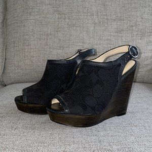 靴 Coach Peeptoe Logo Fabric Wedges (Black) Coach Peeptoe Logo Fabric Wedges (Black)